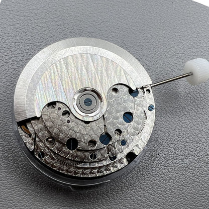Schwarze automatische Multifunktionsuhr mit mechanischem Werk von Doppeltes, stilvoll und pr�zise.