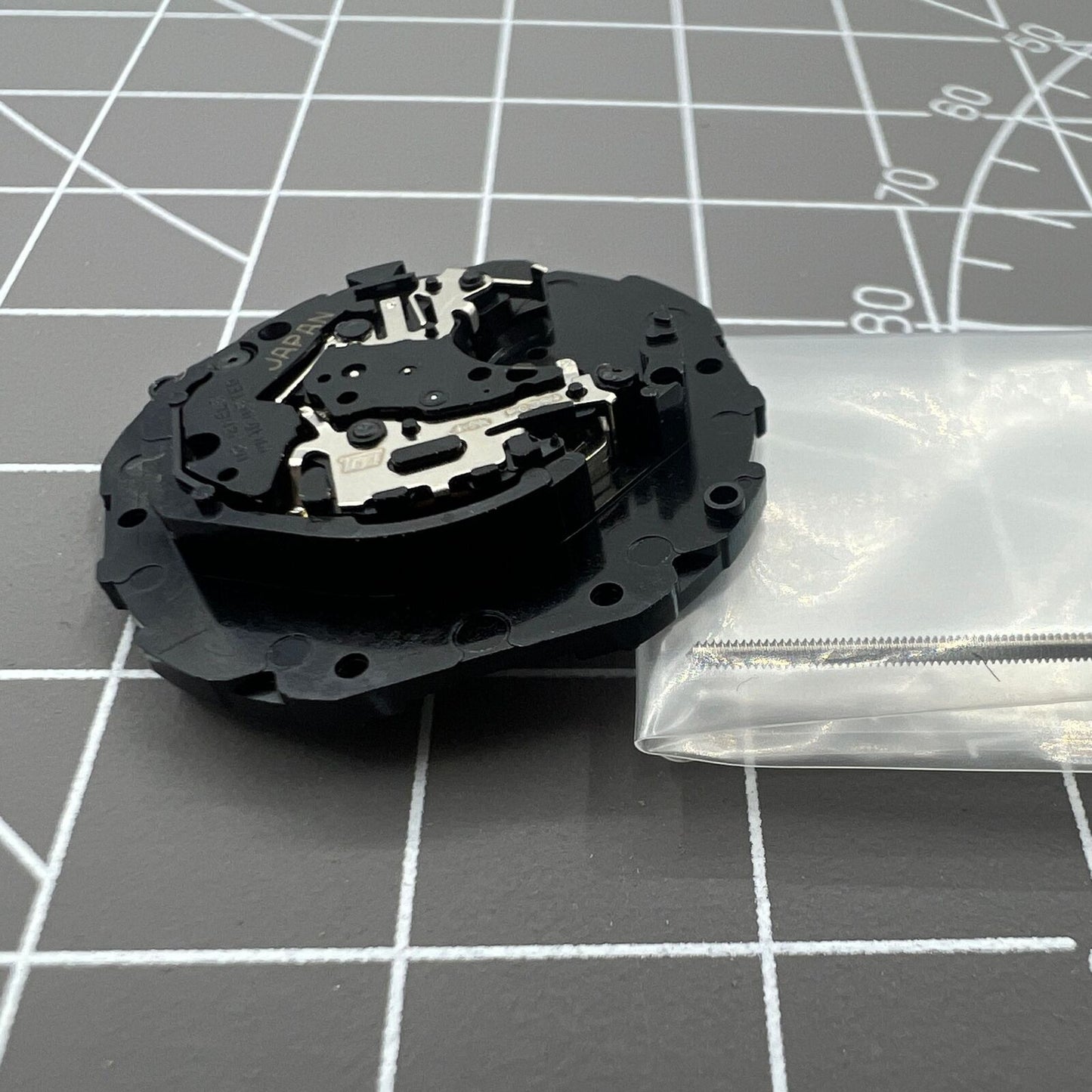 Japan Made Hattori Epson TMI PC39 quartz watch movement, precise timekeeping for watch repairs and accessories.