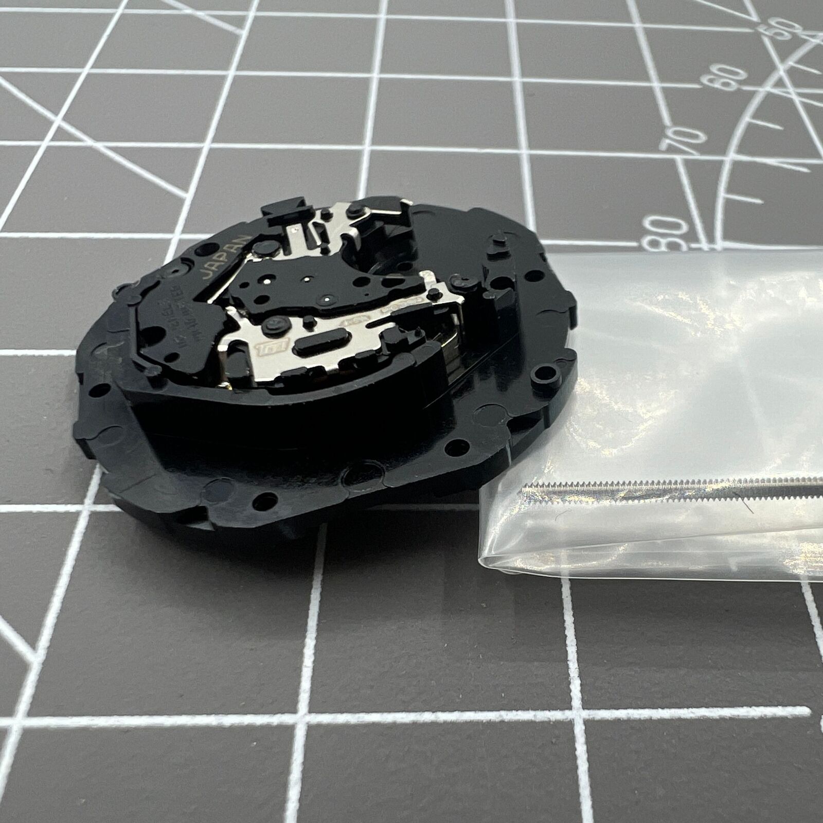 Japan Made Hattori Epson TMI PC39 quartz watch movement, precise timekeeping for watch repairs and accessories.