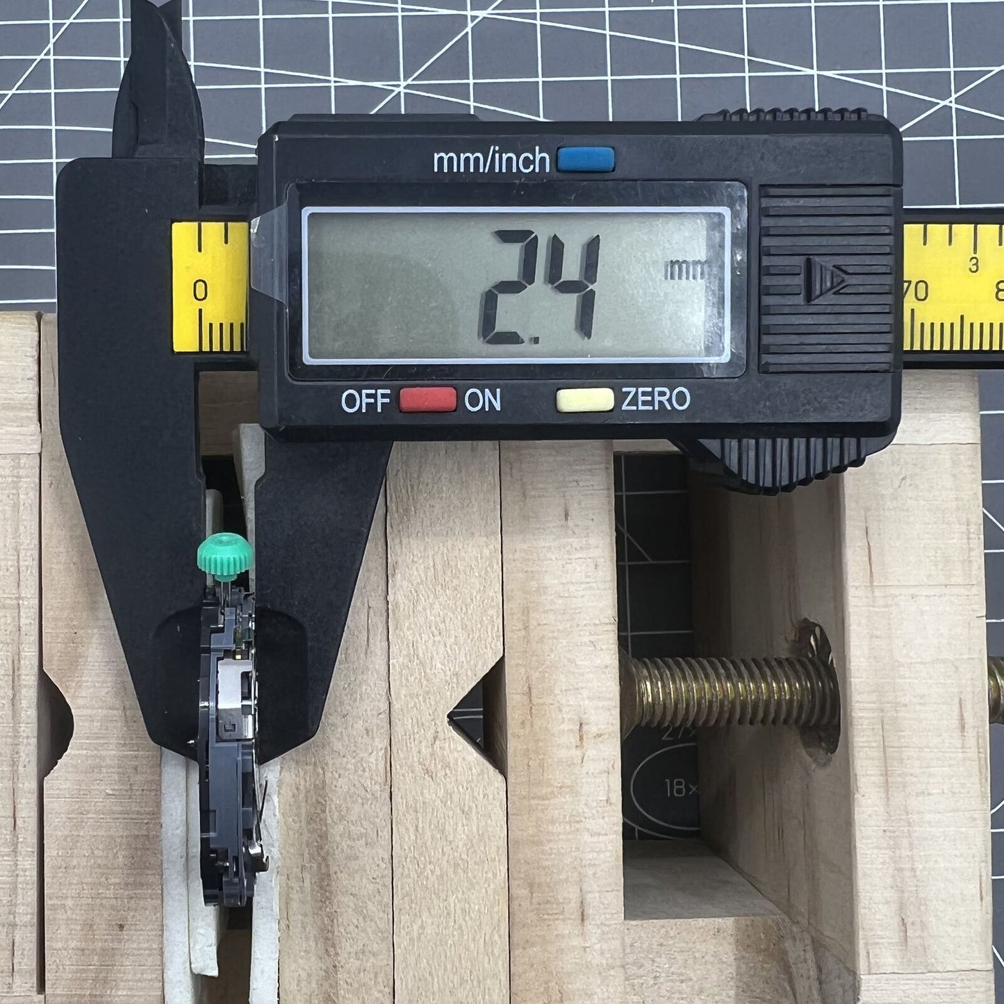 Miyota OS25 quartz movement watch accessory featuring precise date display at 4 o'clock by Miyota.