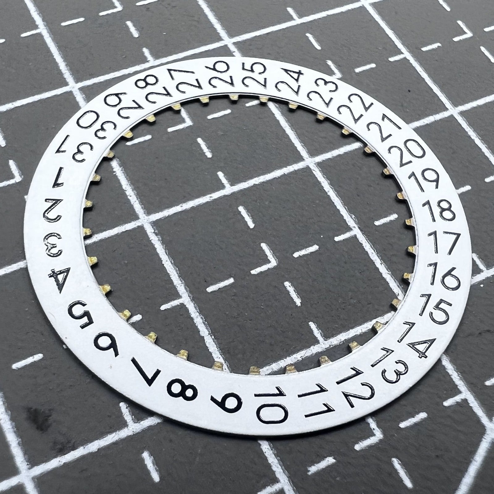 Wei�es Datumscheiben Overlay mit Datumsrad bei 3 Uhr, kompatibel mit Seagull 2824 Uhrwerk, pr�zises Zifferblattdetail.
