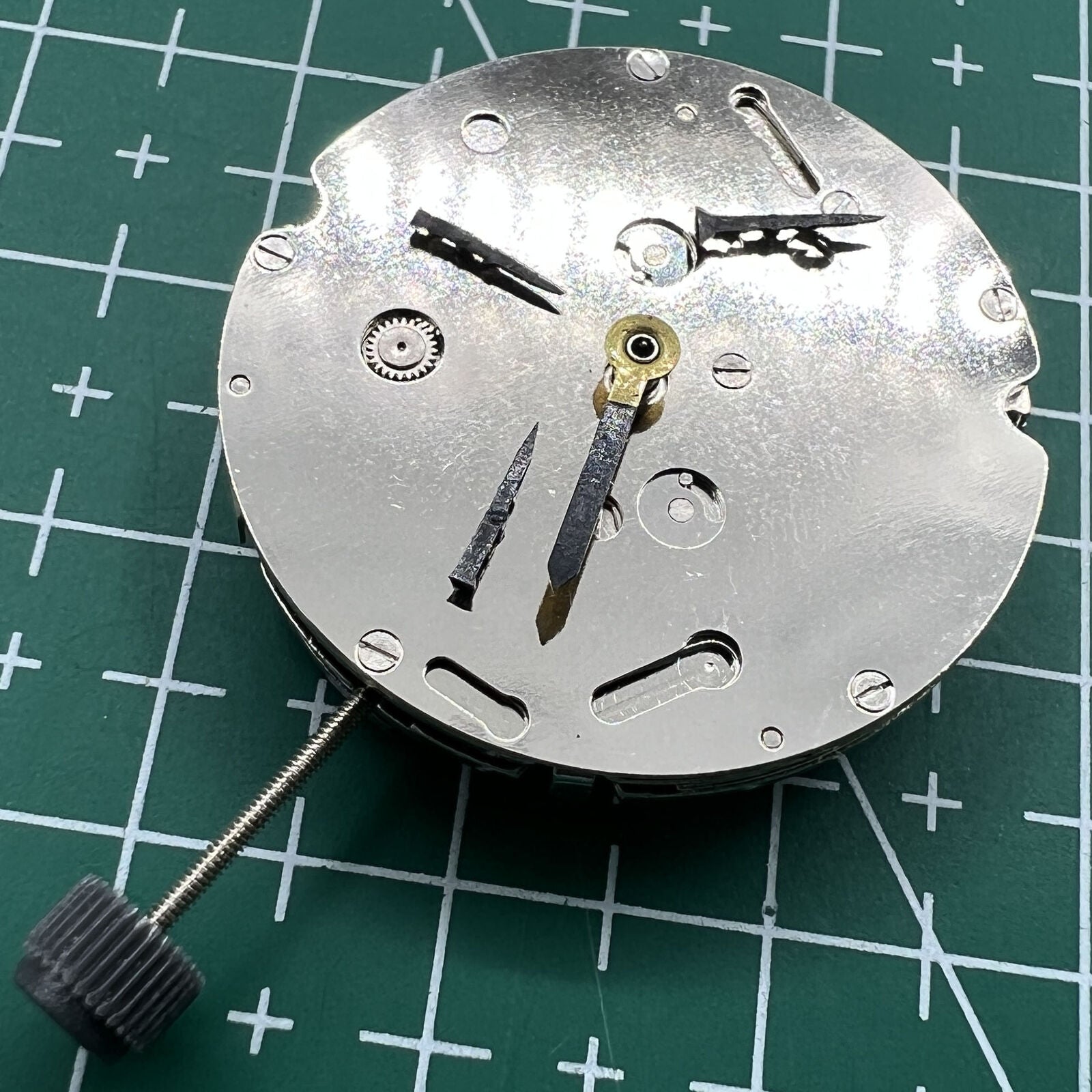 Wholesale DG2813 mechanical watch movement displaying 3 large hands and small seconds at 6, no calendar, precision timekeeping.