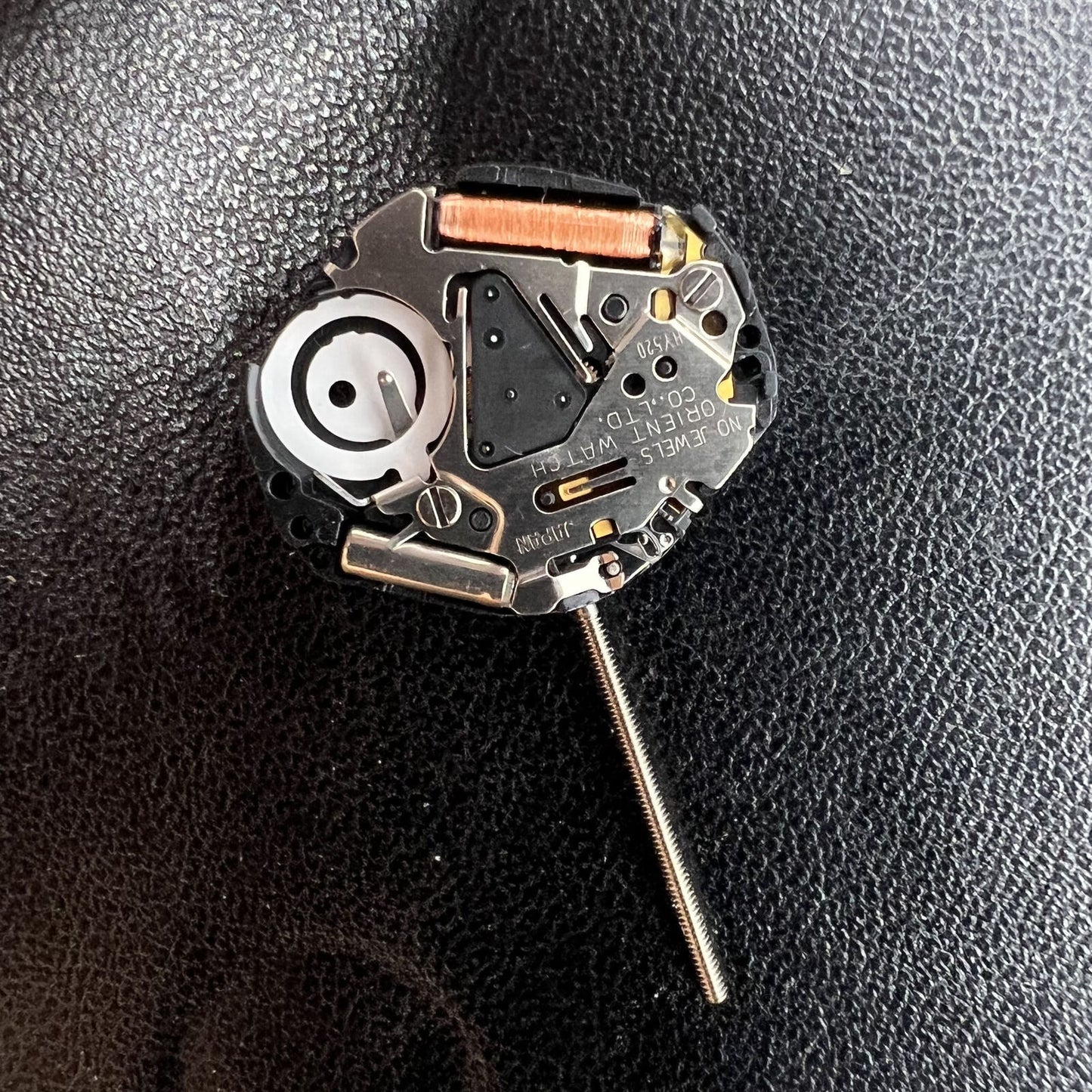 Orient HY520 quartz watch movement with 3-hand function, no jewels or calendar, for precise timekeeping.