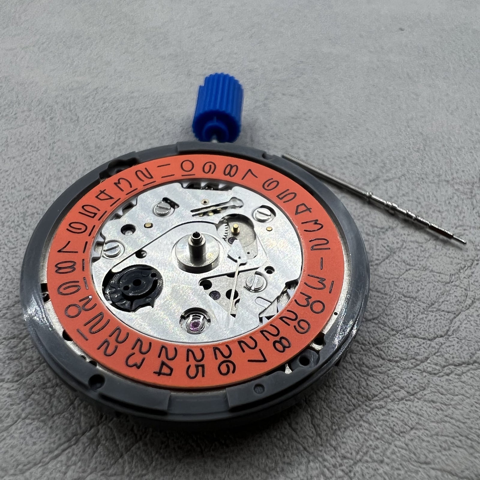 Seiko NH35 Automatik-Uhr mit orangenem Datumsfenster und Vintage-Design, 24 Steine Uhrwerk.