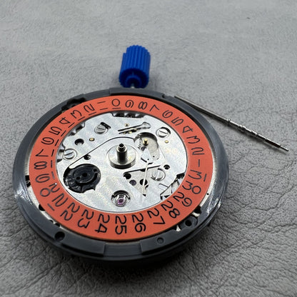 Seiko NH35 Automatik-Uhr mit orangenem Datumsfenster und Vintage-Design, 24 Steine Uhrwerk.