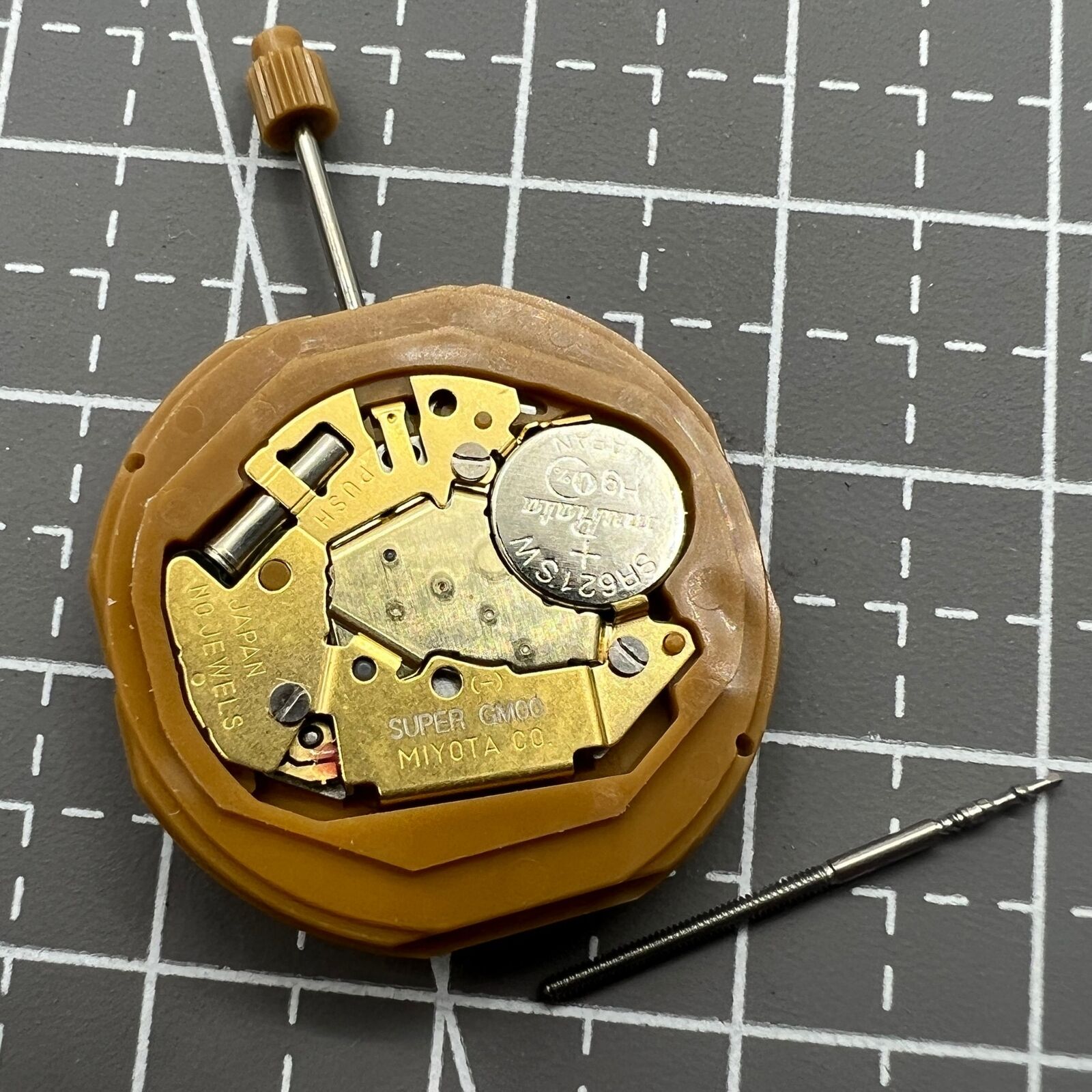 Miyota GM00 Japan quartz watch movement displaying English and Chinese numerals, offering precise timekeeping by Miyota.