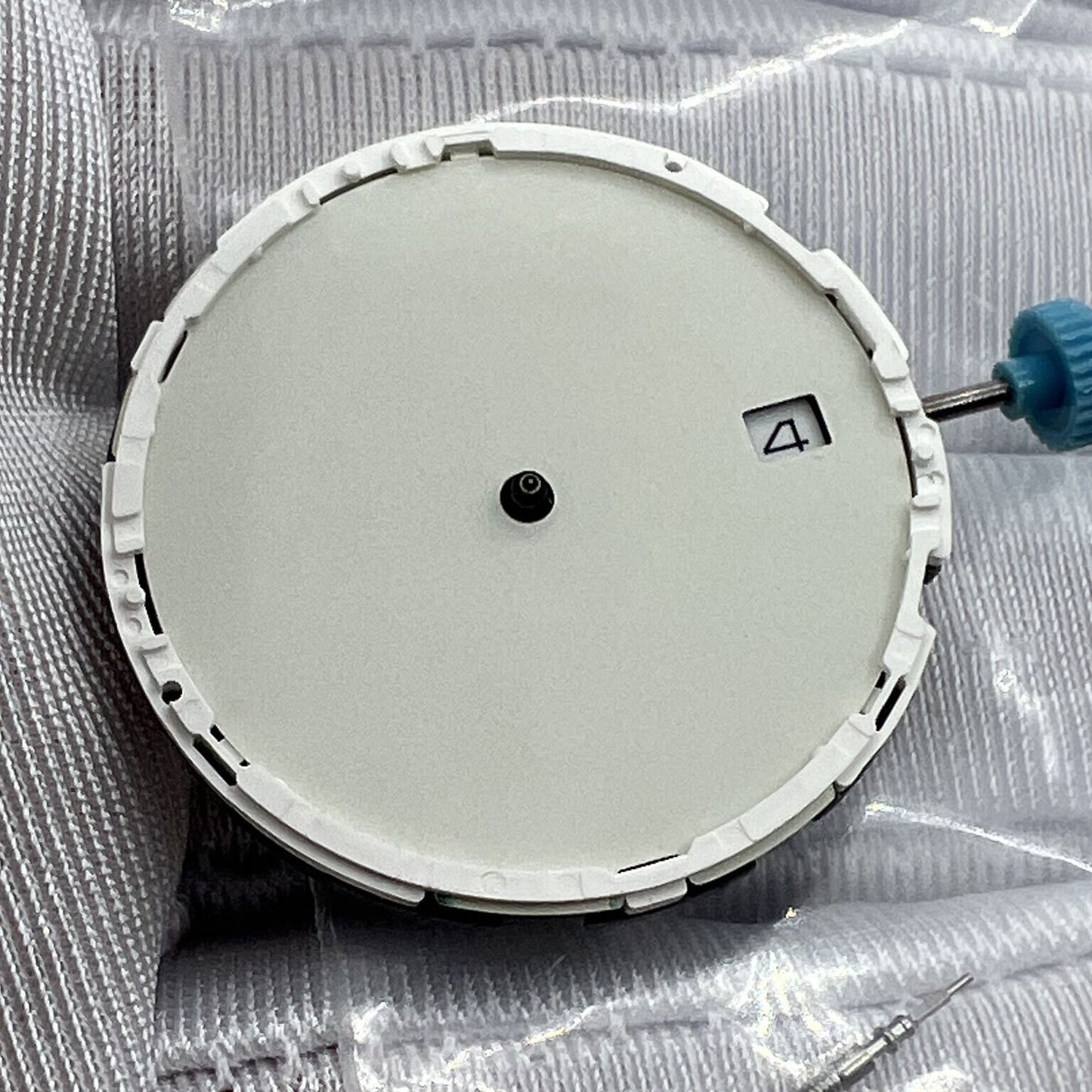 Miyota 6N10 quartz movement with luminescent hands and single date at 3 o?clock, premium watch accessory.