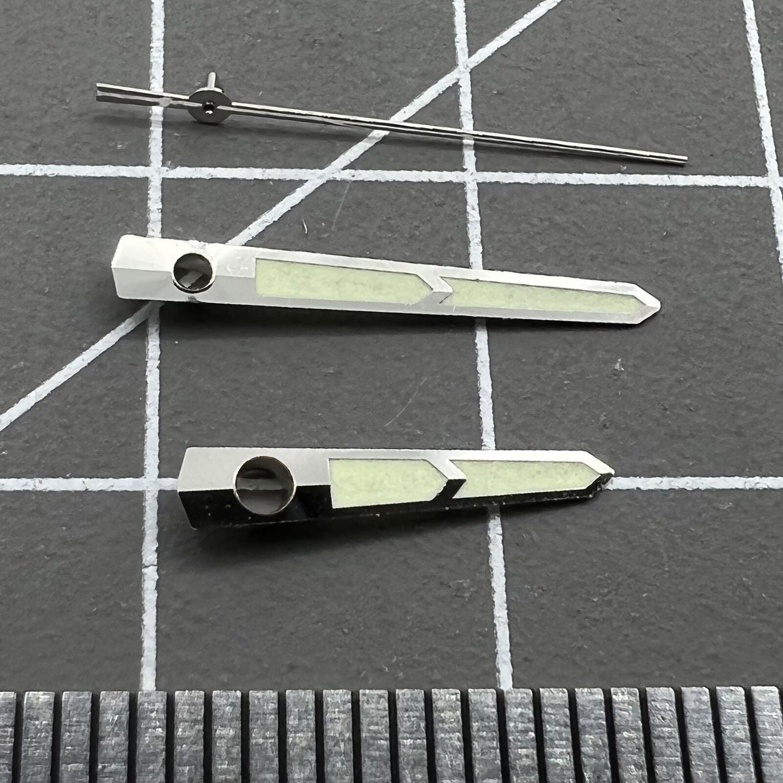 Green luminous watch hands designed for China Made 8215/2813/Miyota 8N24 movements, enhancing visibility.