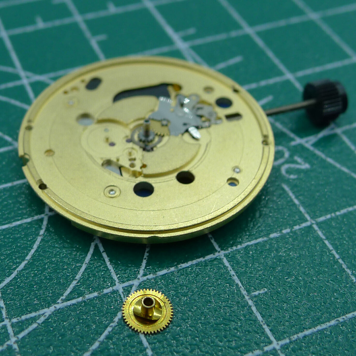 Wholesale ETA 955.102 Swiss Made quartz watch movement, no calendar, precision timekeeping for watch repair and assembly.