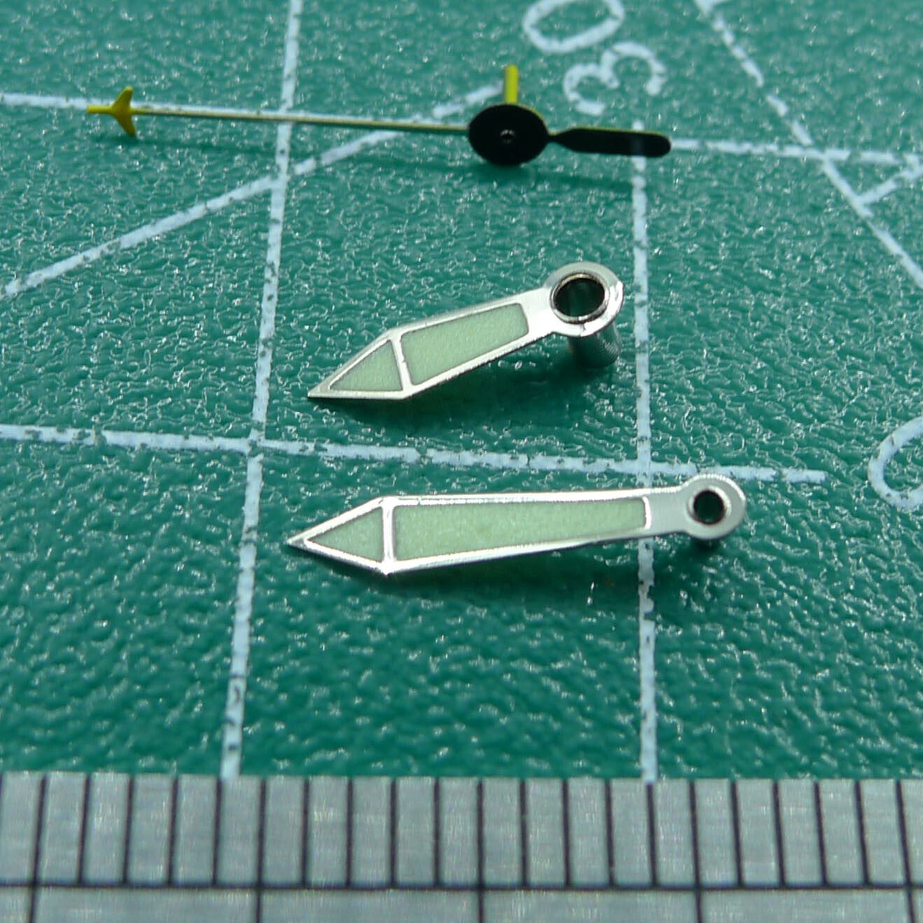 NO.1530 luminous watch hands set for Miyota 2035, precise time reading with 16mm, 12mm, and 9mm sizes.