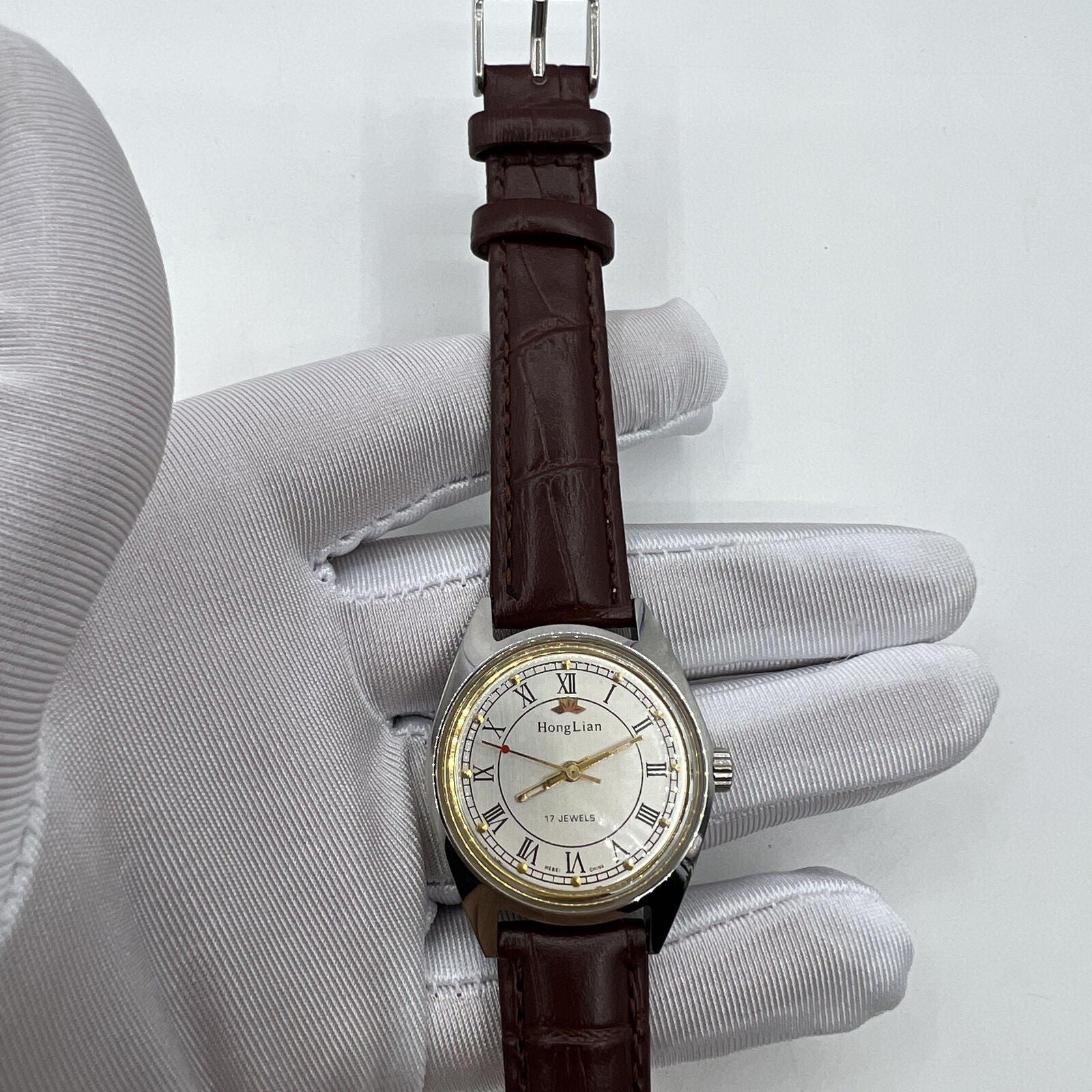 HONGLIAN 32mm manual mechanical watch featuring 17 jewels and Roman numerals in an elegant classic design.
