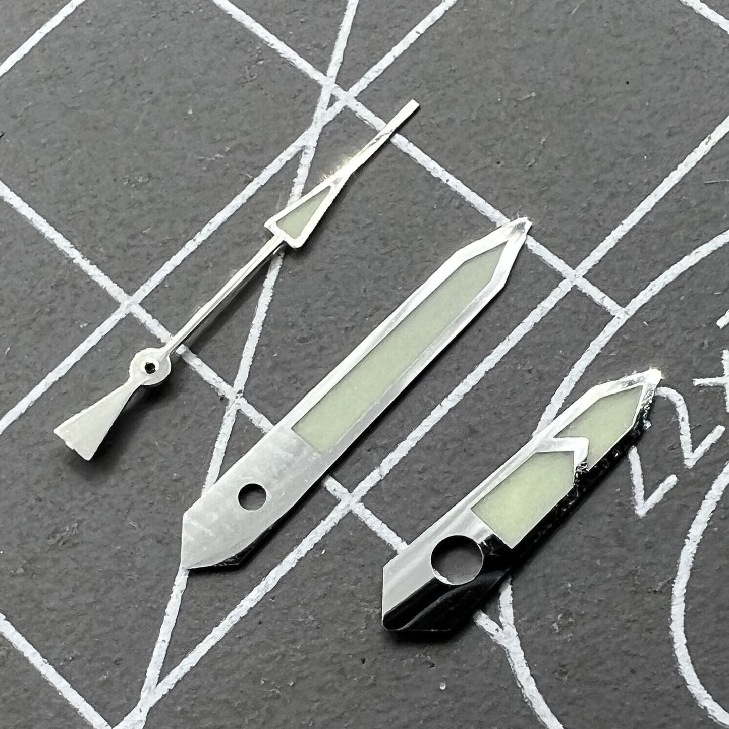 12,5 mm grüne Leuchtzeiger mit silbernem Rand und Pfeilform für NH35/36-Uhrwerk