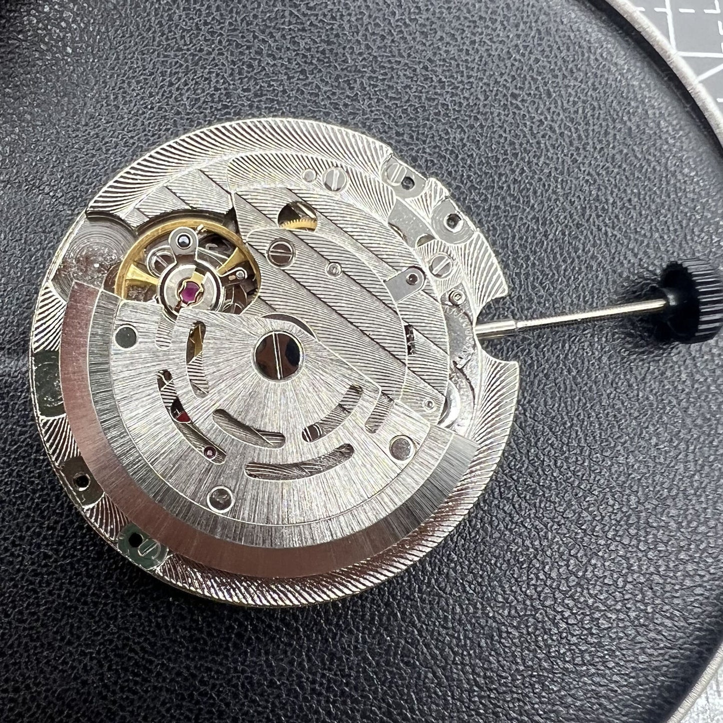 ST2147 automatic mechanical watch, sleek dial with day at 12 o?clock and date at 3.