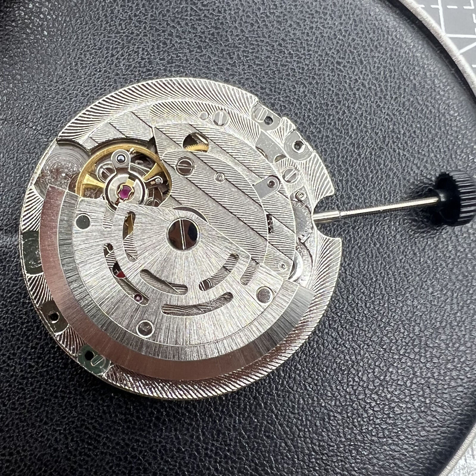 ST2147 automatic mechanical watch, sleek dial with day at 12 o?clock and date at 3.