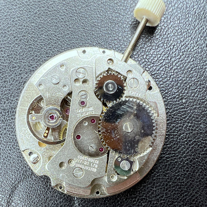 Manuelle Aufzugsuhr mit Swiss RONDA MATIC 1217-21 Uhrwerk, detaillierte Zerlegung und mechanische Bauweise.