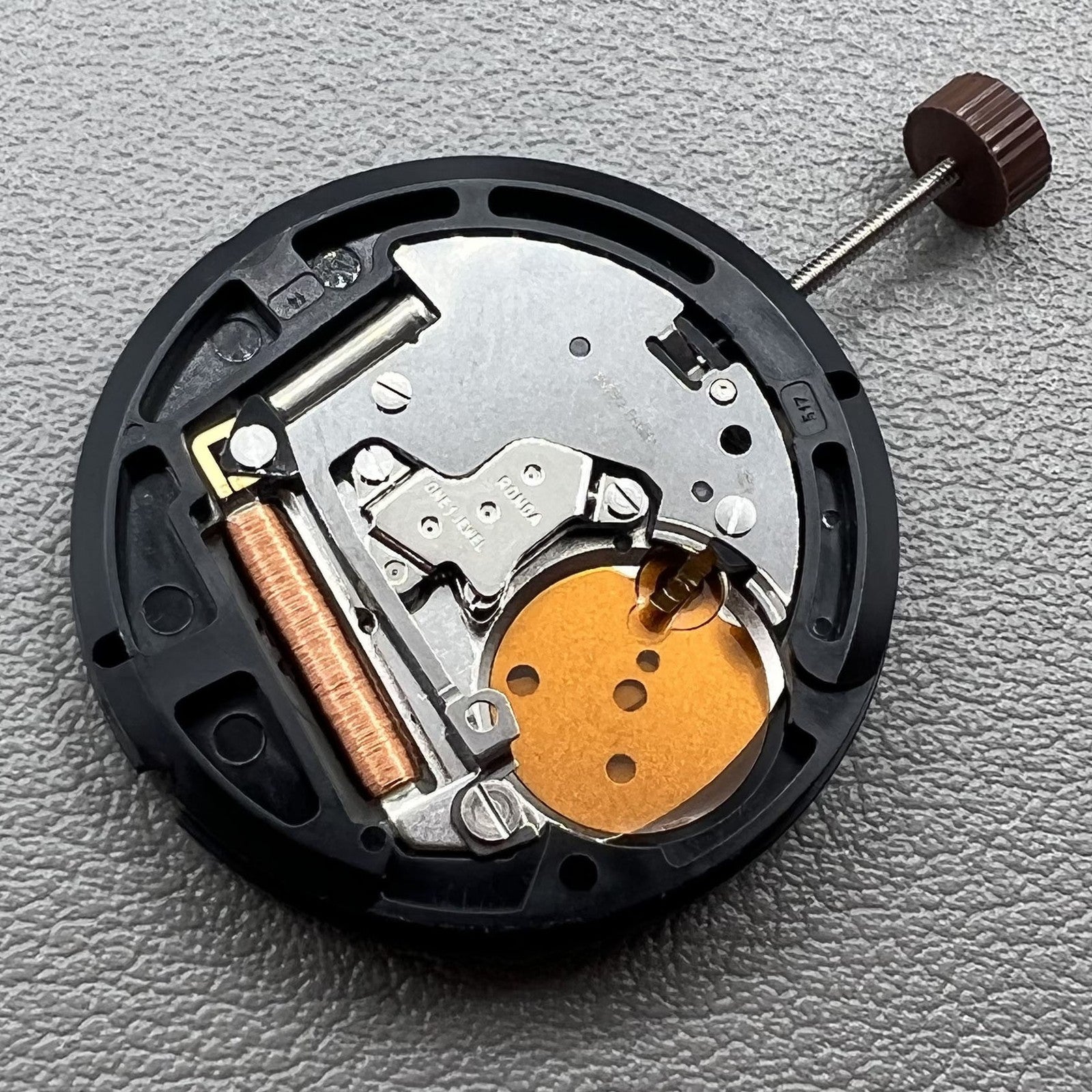 Ronda 517 Swiss quartz movement watch accessory showing English and Chinese day-date display.