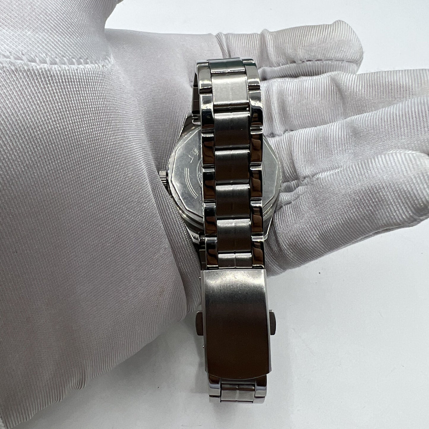 32mm Chinese Taihang manual watch with black dial, golden markers, and 17-jewel precision movement for stylish timekeeping.