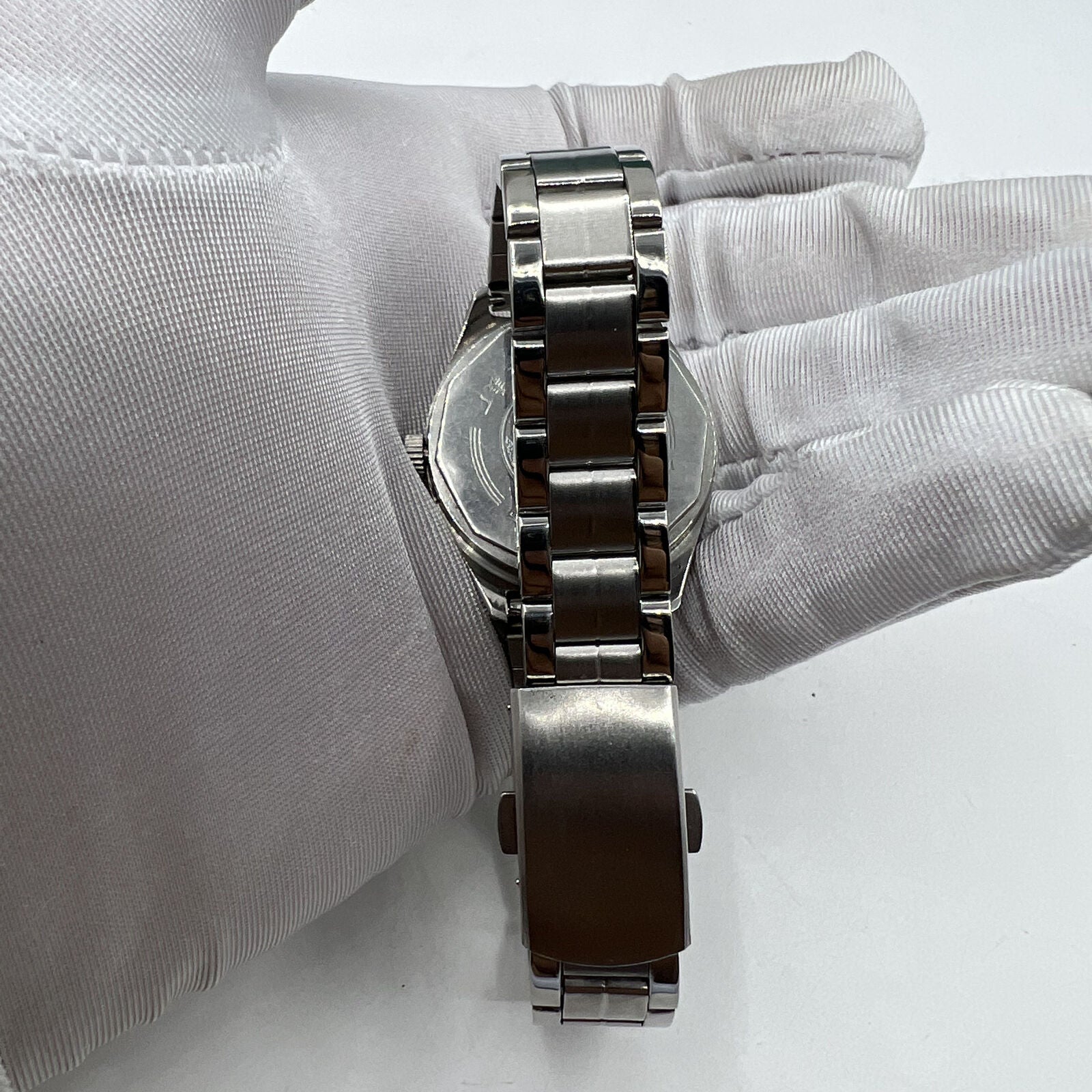 32mm Chinese Taihang manual watch with black dial, golden markers, and 17-jewel precision movement for stylish timekeeping.