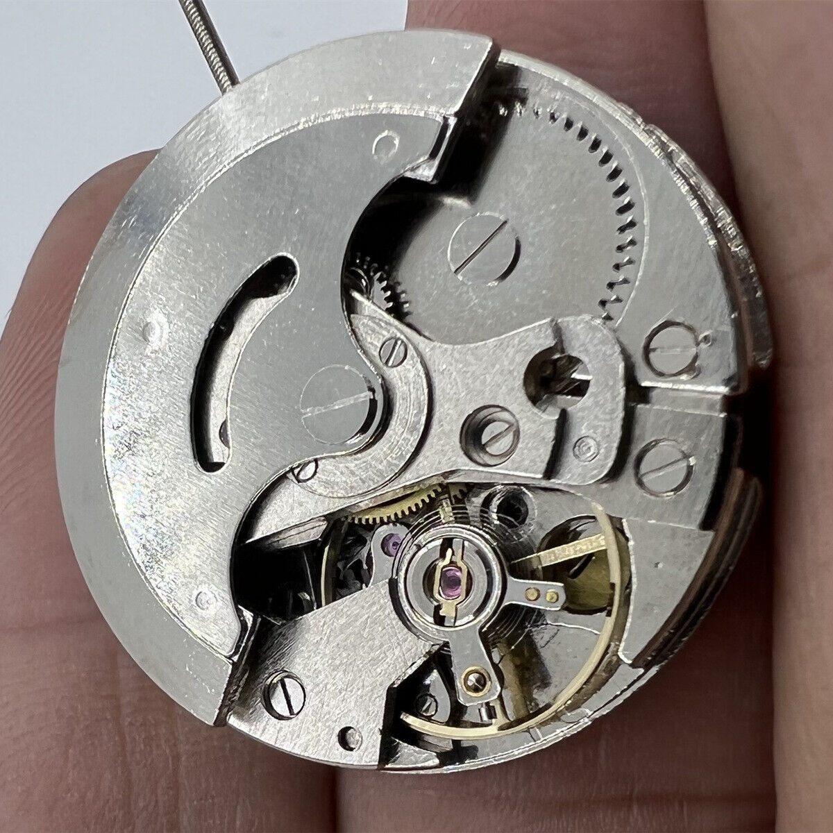 26.5mm Miyota 7120 automatic mechanical watch movement with single calendar and 3 hands for precise timekeeping.