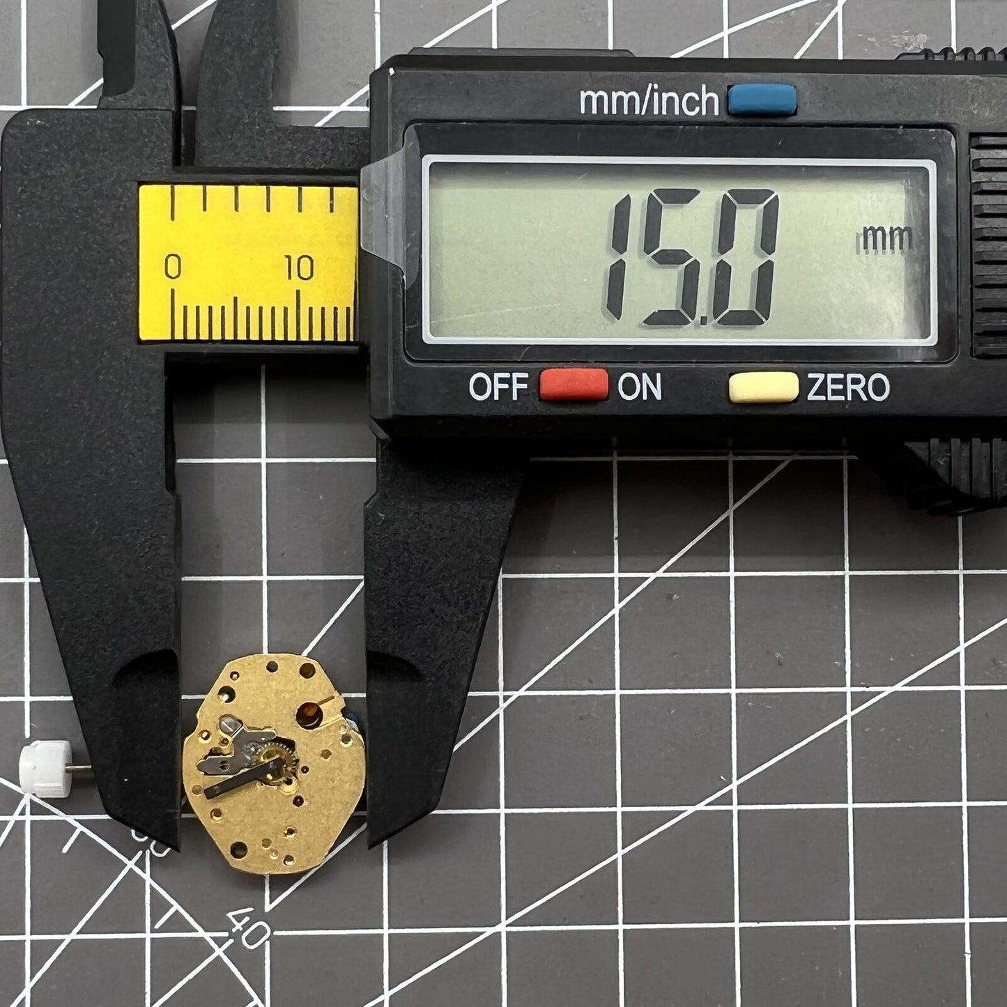 Swiss Made ETA579.005 quartz watch movement with 2/3 hands, precise timekeeping for watch accessories.