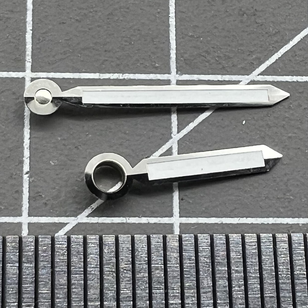 Silver-trimmed luminous green watch hands compatible with ST3600/ST3620, ETA6497/6498 movements.