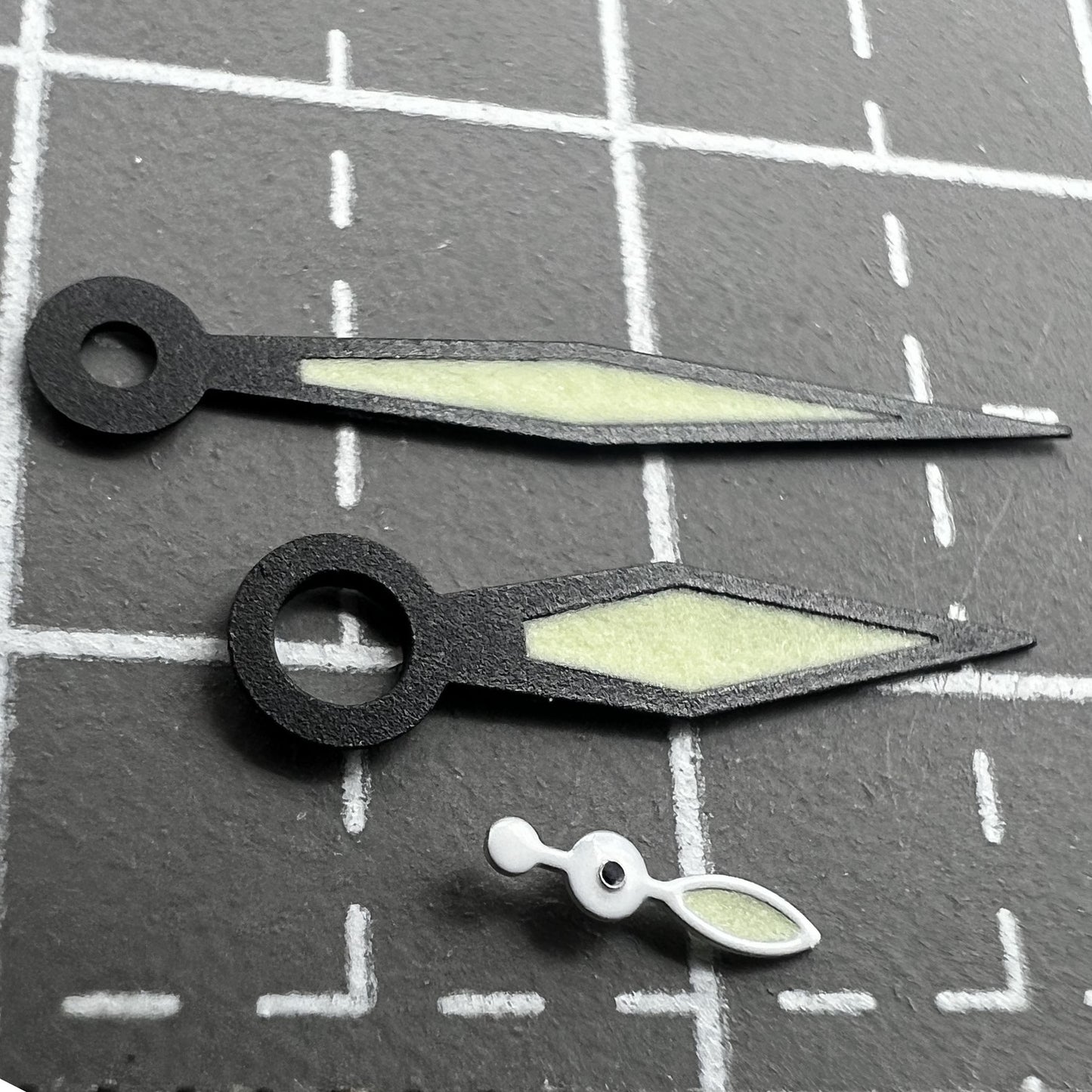 Schwarze diamantf�rmige Zeiger mit gr�nem Leuchtmittel f�r ST300 ST320 ETA497 Uhrwerk von Schwarze.
