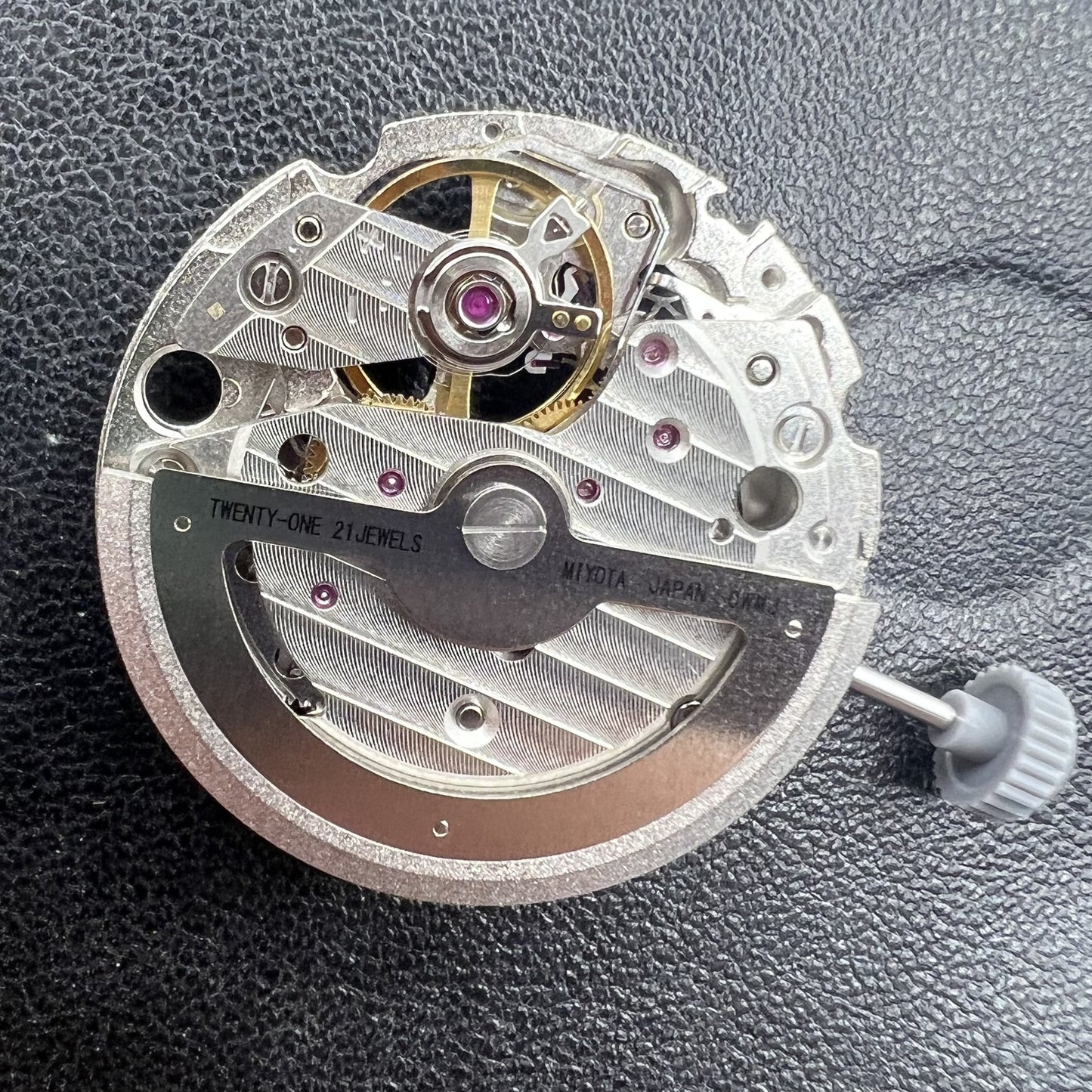 Silbernes Miyota 82S0 Automatikwerk mit skelettiertem Design und sichtbaren Zahnr�dern, hochwertiges Uhrwerk von Miyota.