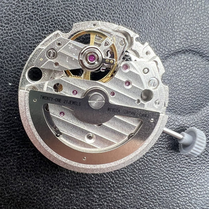 Silbernes Miyota 82S0 Automatikwerk mit skelettiertem Design und sichtbaren Zahnr�dern, hochwertiges Uhrwerk von Miyota.