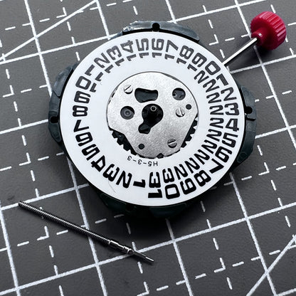 Miyota 2353 Quarzwerk Uhrwerk mit 3 Zeigern und gro�er Datumsanzeige bei 3 Uhr, pr�zise und zuverl�ssig.