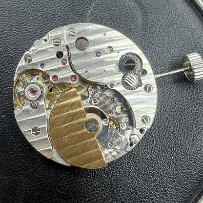 Hangzhou Golden Rotor mechanical watch movement with single calendar and detailed gear mechanism.