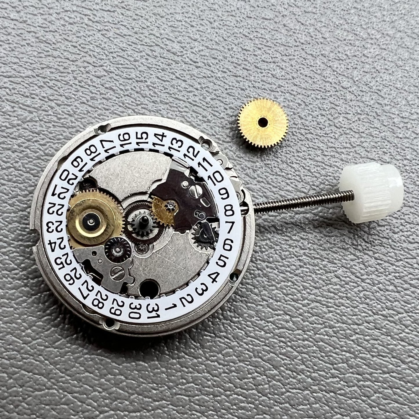 Swiss ETA 556115 quartz watch movement with 3 hands and date display at 3 o'clock, ideal for watch accessories.