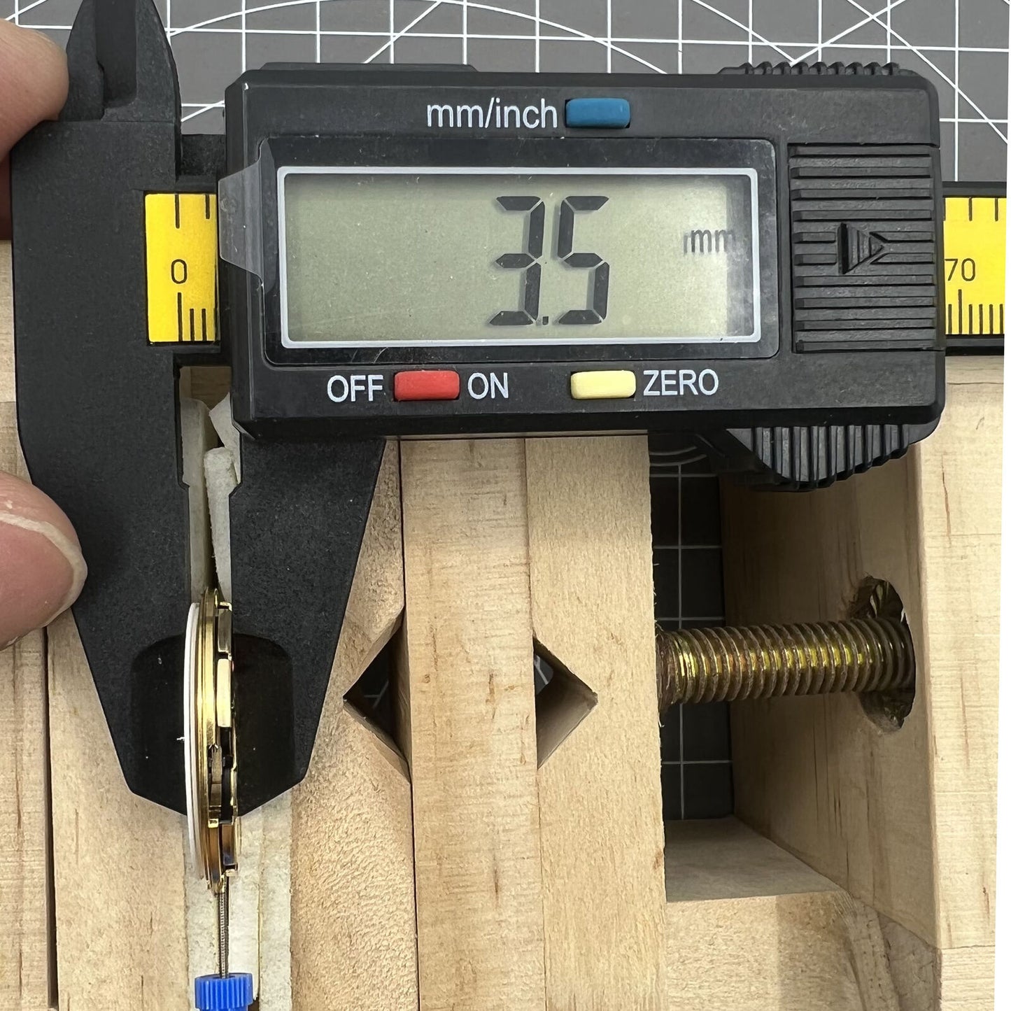 ETA F06.161 V8 quartz watch with date at 3, sleek single calendar design by ETA for modern style.