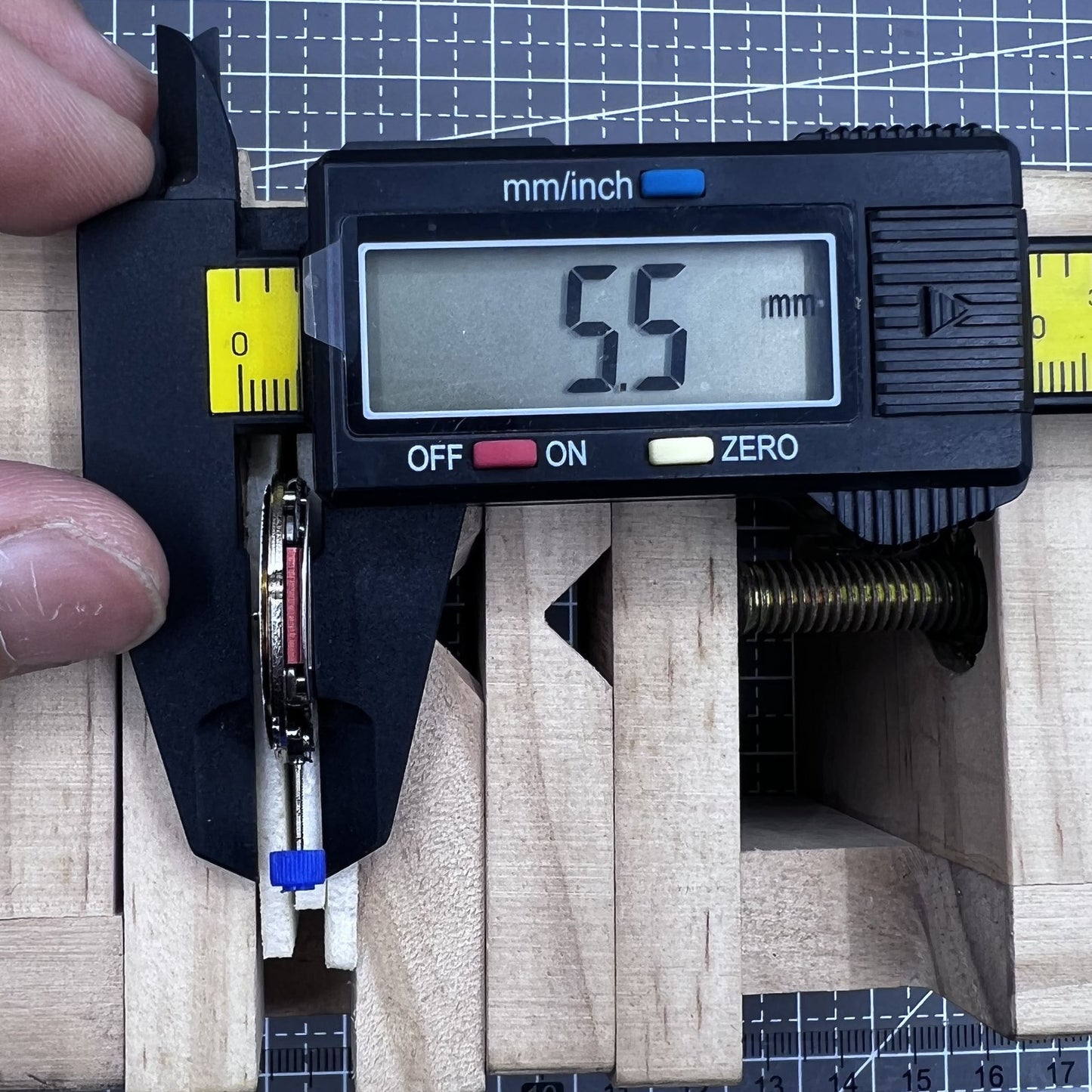 Swiss ISA 1198 quartz watch movement with 3 hands and English day-date display for precise timekeeping.