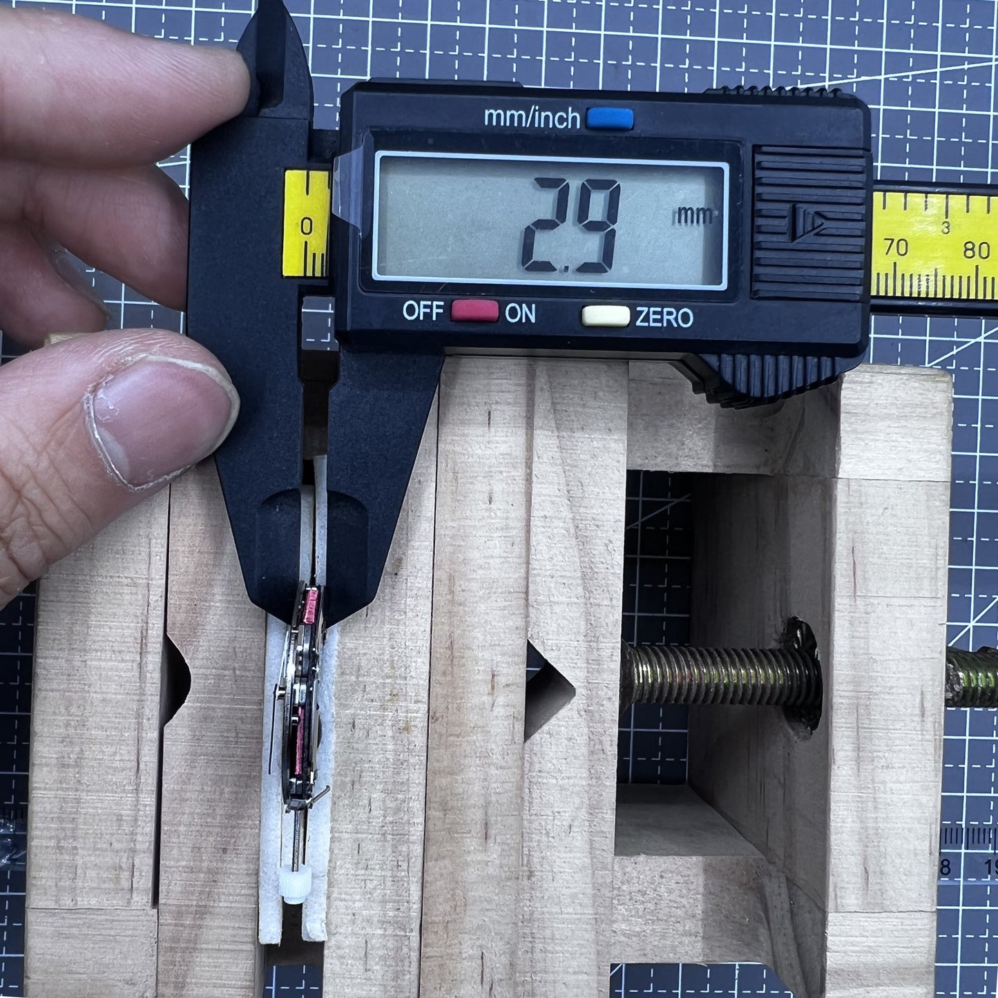 Schwarze Scheibe Quarzuhr ISA 8171A mit 4 Zeigern, Datum um 6 Uhr, Schweizer Marke