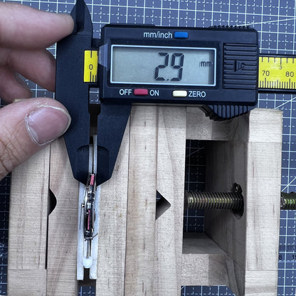 Schwarze Scheibe Quarzuhr ISA 8171A mit 4 Zeigern, Datum um 6 Uhr, Schweizer Marke