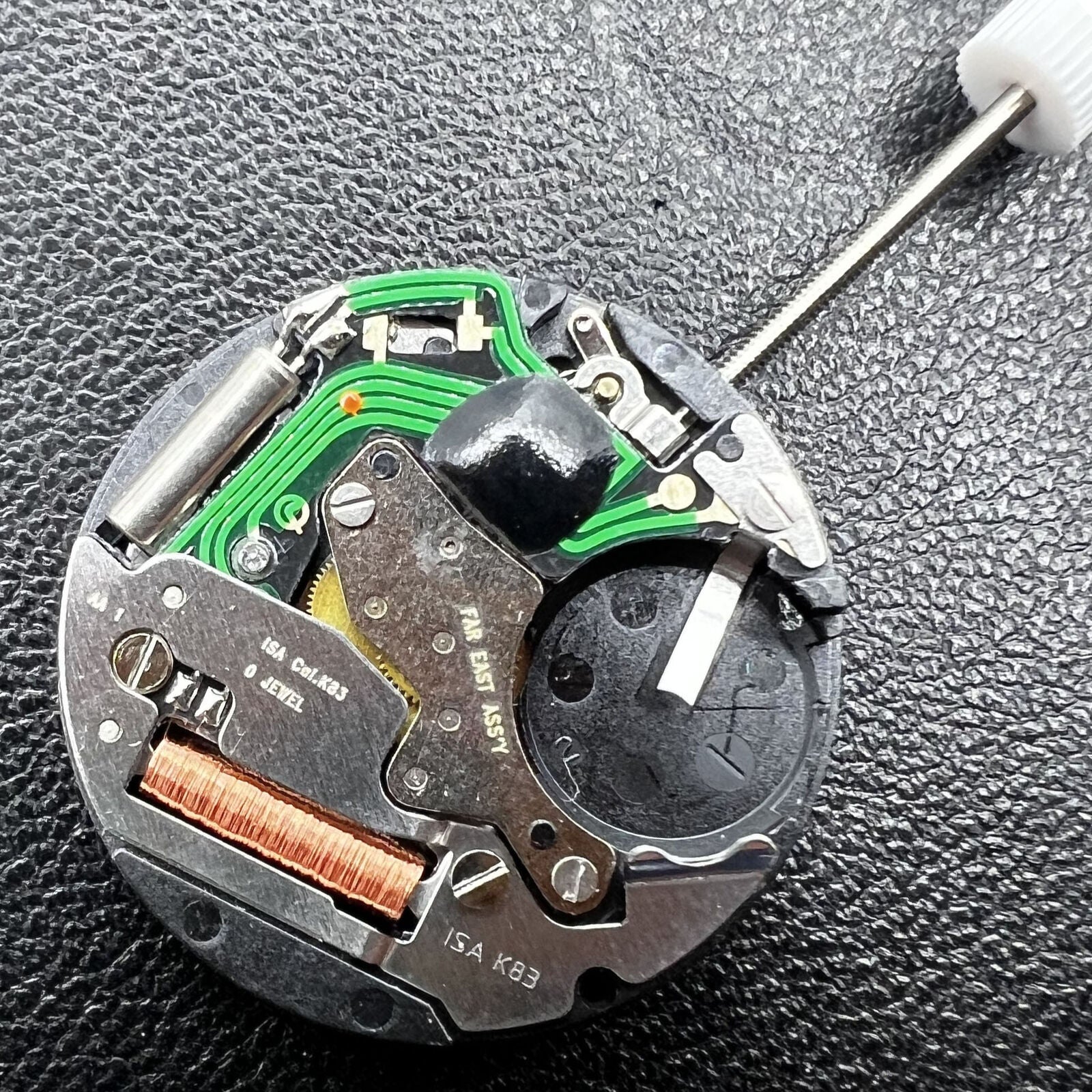 Swiss ISA Quarzuhrwerk K83 103 watch movement with date at 3 o'clock and three hands for precision timekeeping.