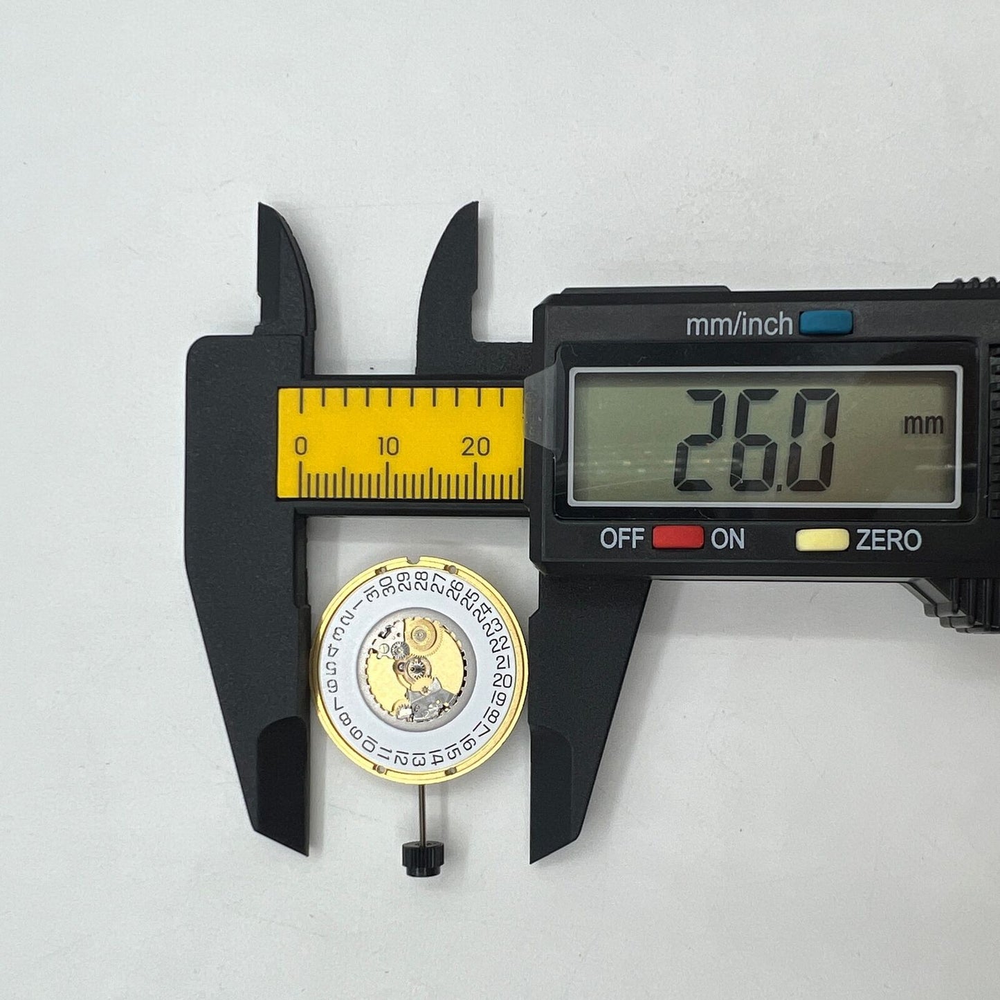 Swiss ETA 955.112 quartz watch movement showing 3 hands and date at 3 o?clock for accurate timekeeping.