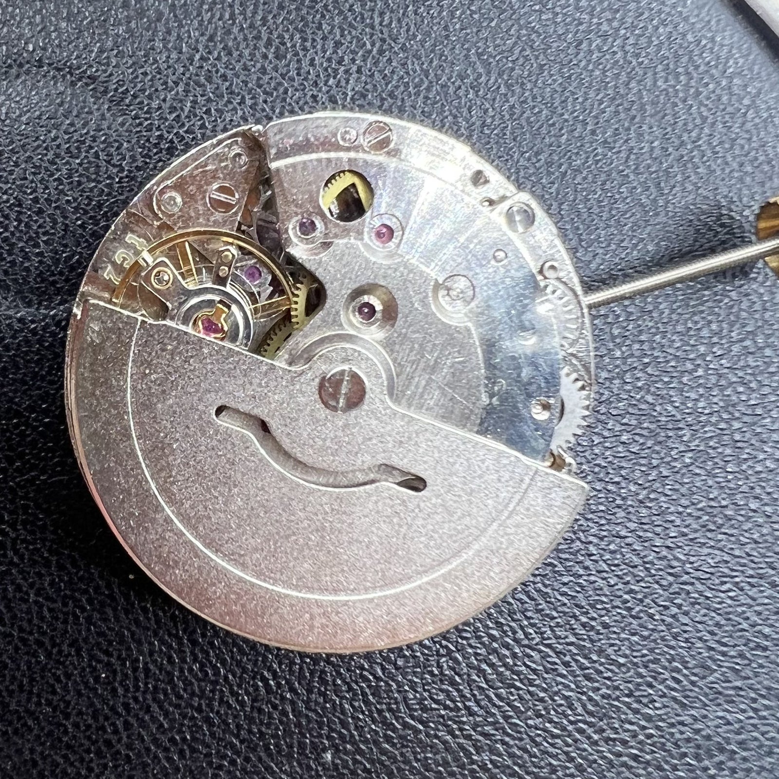 Mechanisches Uhrwerk 2813 mit schwarzem Zifferblatt und Tagesdatum Kalender auf Position 6, stilvoll und pr�zise.