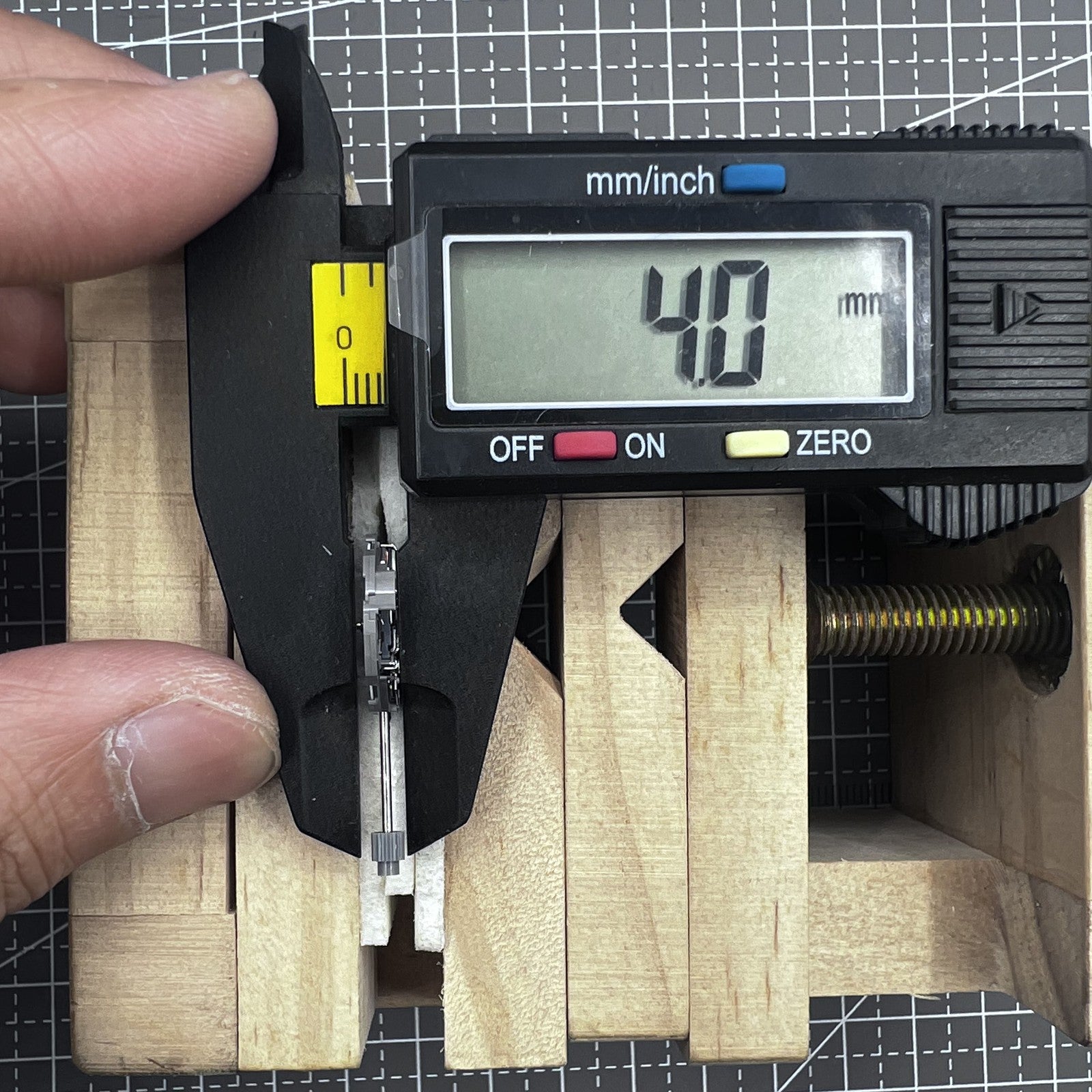 Japan Miyota GL12 Quarzwerk Ersatz mit Datum bei 3 Uhr, drei Zeiger Uhrwerk f�r Uhrenreparatur