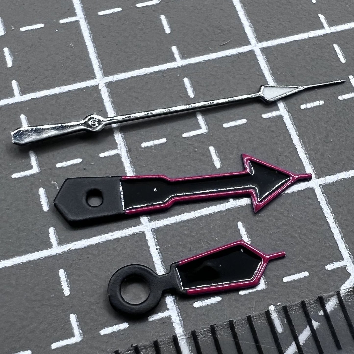 Schwarze Zeiger mit gr�nem Leuchtmittel und roter Umrandung f�r NH35/36 Uhrwerke von.