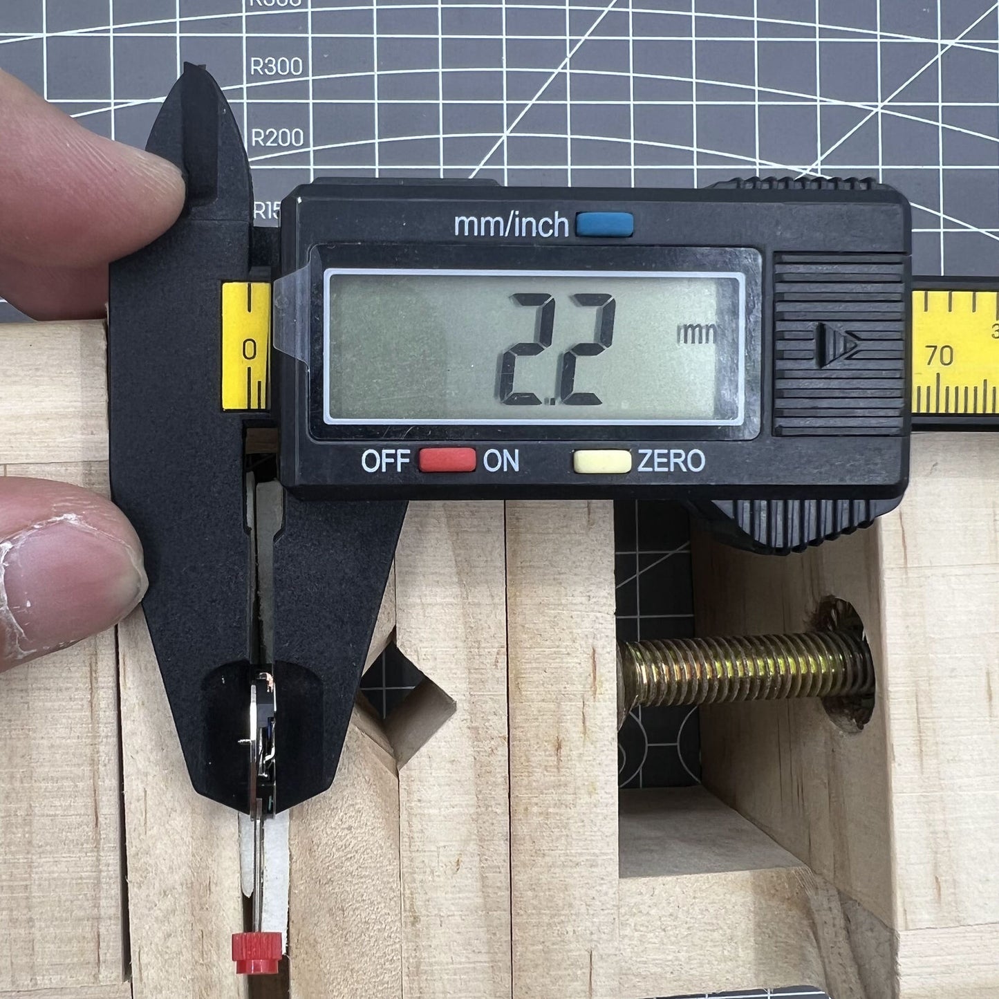 ETA 902.105 quartz watch with Swiss movement, three hands, perfect for accurate timekeeping and classic style.