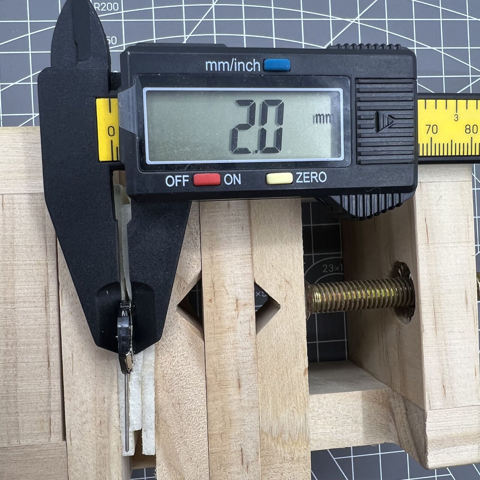 Orient HY520 quartz watch movement for 3-hand watches, no jewels or calendar, reliable timekeeping component.