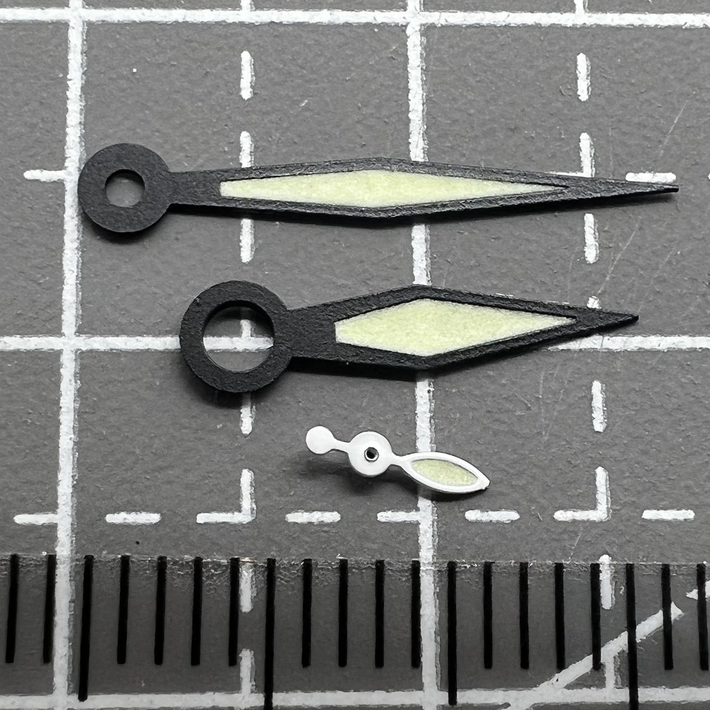 Schwarze diamantf�rmige Zeiger mit gr�nem Leuchtmittel f�r ST300 ST320 ETA497 Uhrwerk von Schwarze.