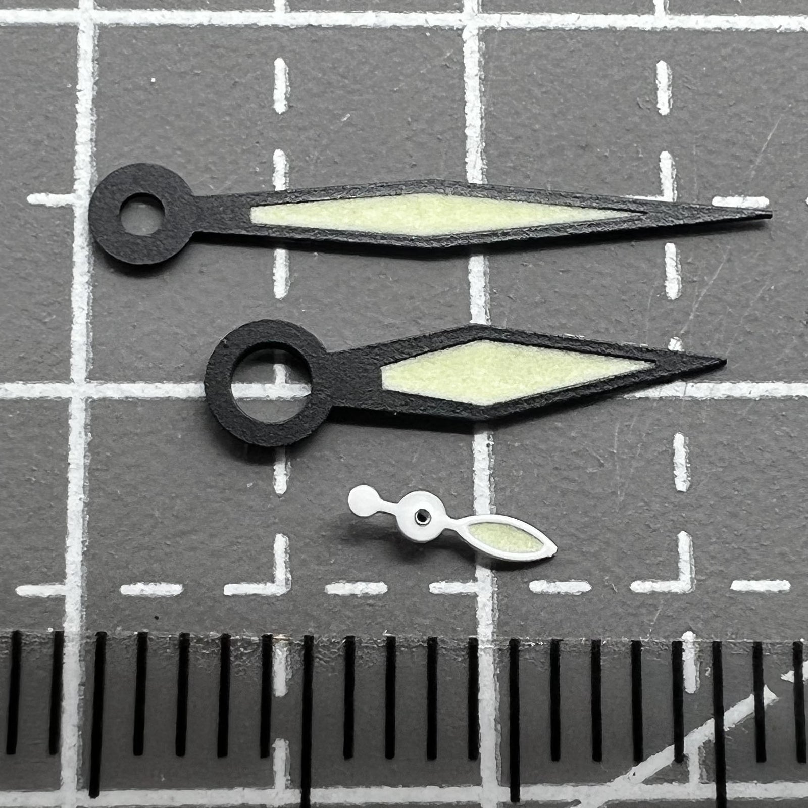 Schwarze diamantf�rmige Zeiger mit gr�nem Leuchtmittel f�r ST300 ST320 ETA497 Uhrwerk von Schwarze.