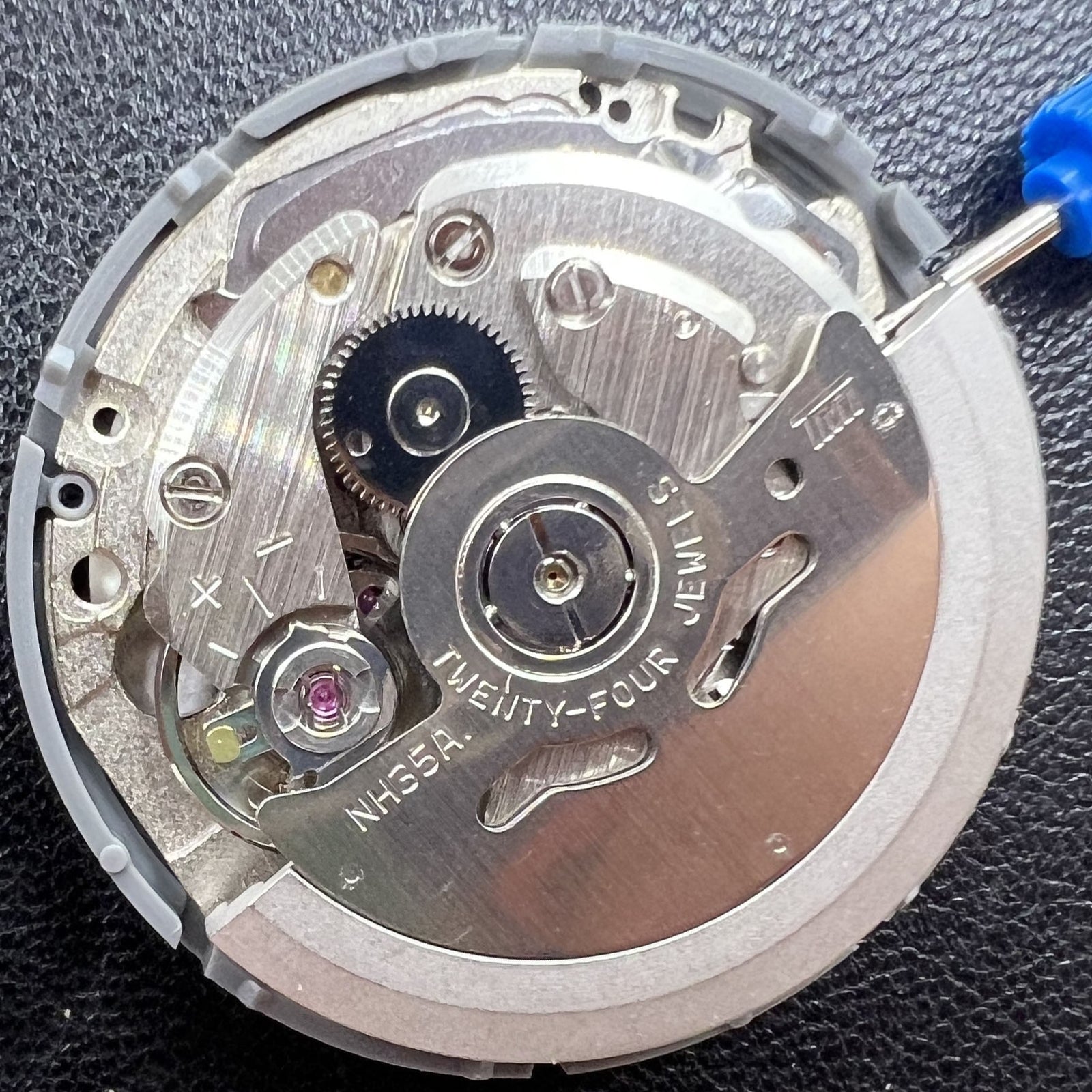 Seiko NH35 Automatik-Uhr mit orangenem Datumsfenster und Vintage-Design, 24 Steine Uhrwerk.