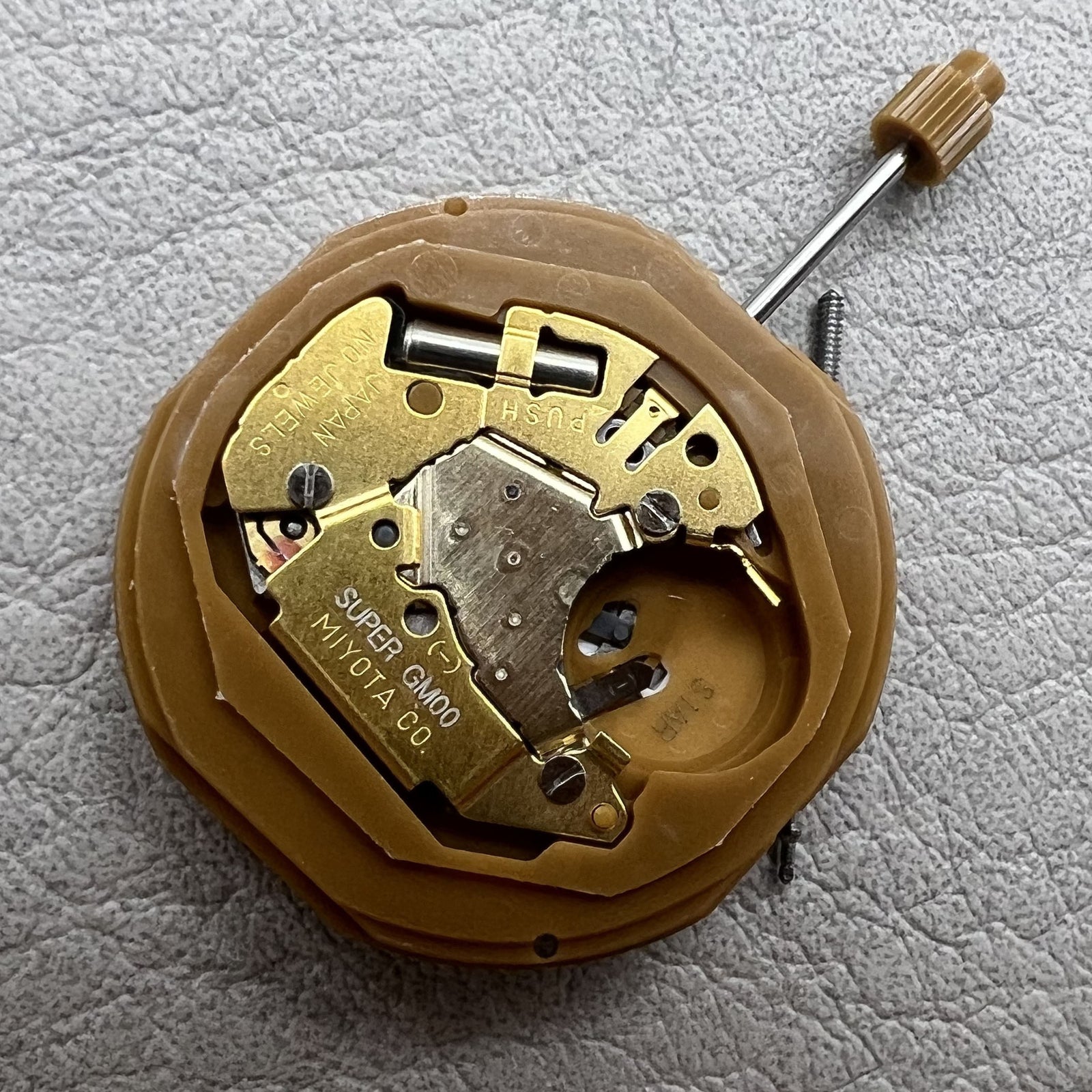 Miyota GM00 Japan quartz watch movement with date and day display for accurate timekeeping