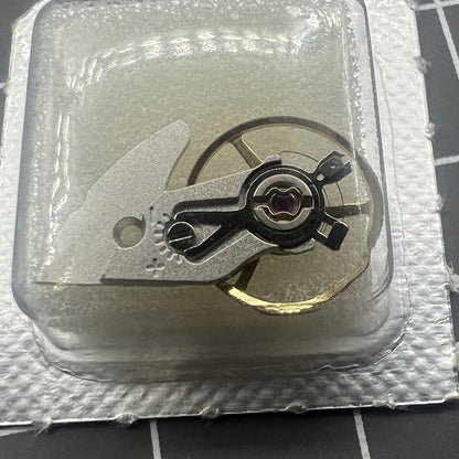 Balancier complet en argent sculpté avec attelle générique pour mouvement ETA2892A2