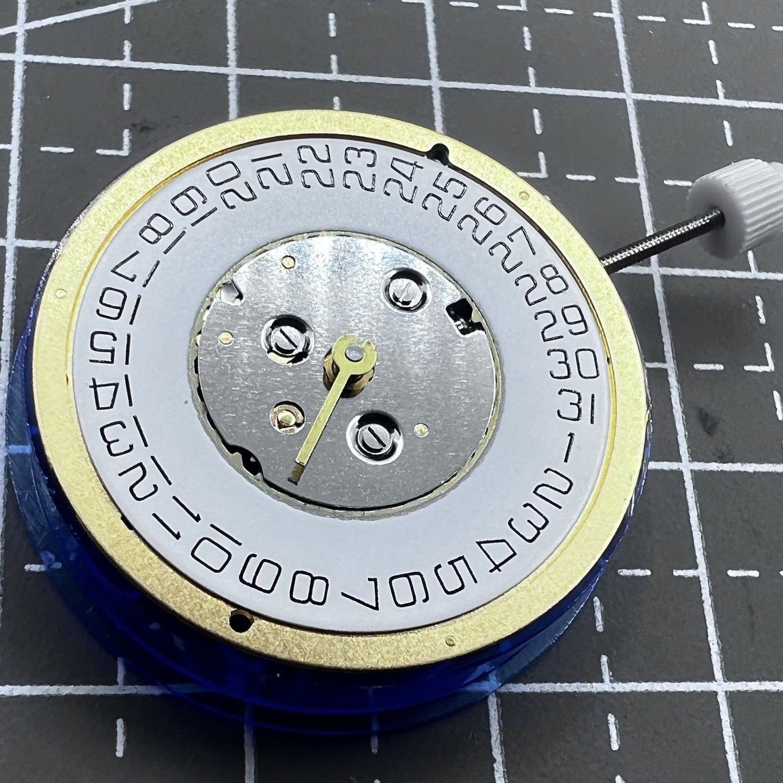 Swiss ISA 220 quartz watch movement with single calendar date at 3 o'clock, ideal for precise timekeeping accessories.