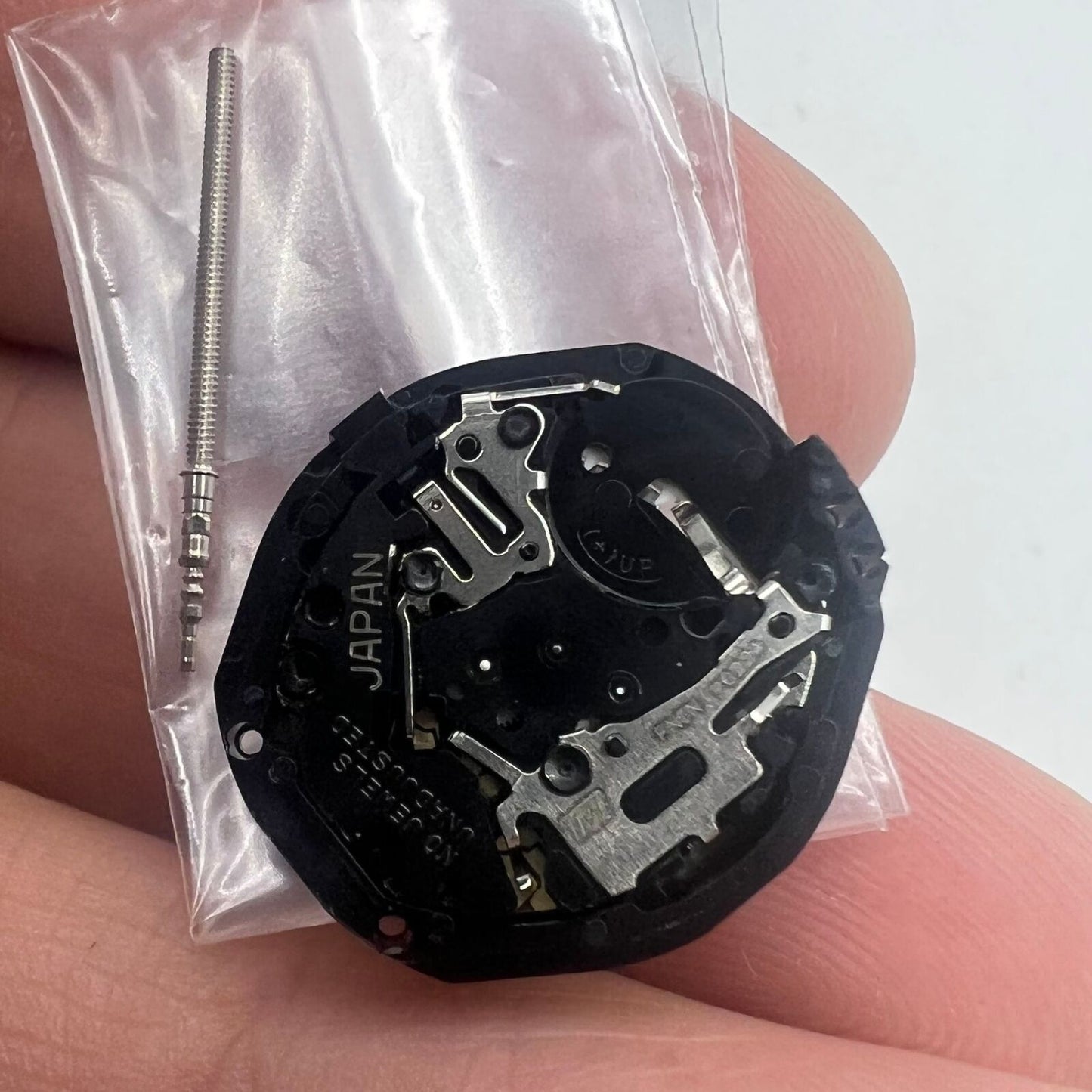 Set of 3 Hattori Epson PC22 quartz watch movements with date display at 3 and 6 o?clock, Japan made.