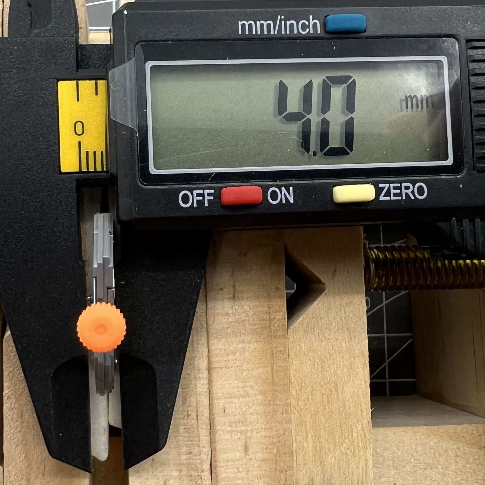 Japan Made Miyota 1S13 quartz watch movement with date display at 6 o'clock, precise timing accuracy.